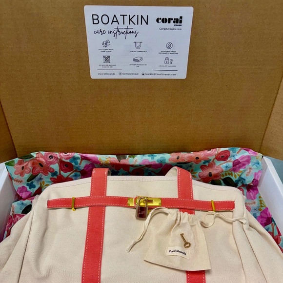 Boatkin Canvas Boat Tote Navy w/Green Piping, Includes Free Lock & Makeup Pouch - Picture 11 of 11